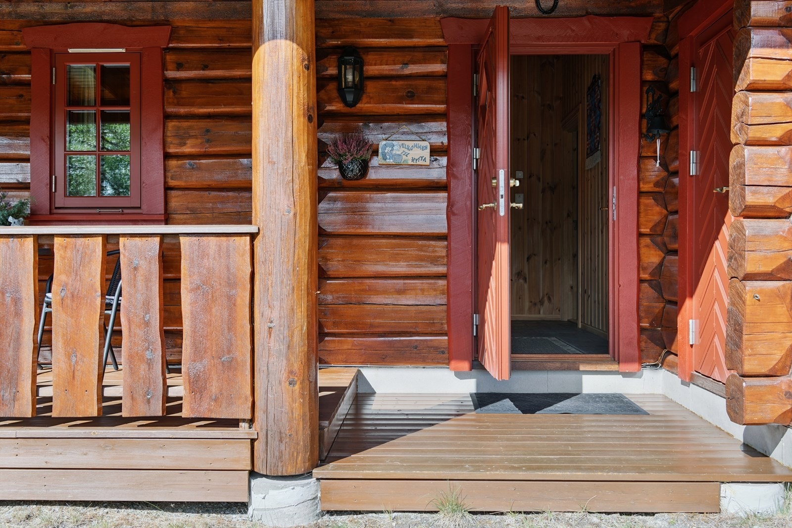 Solid hovedytterdør i tre som leder inn til en romslig og utvidet entré. Galleribilde