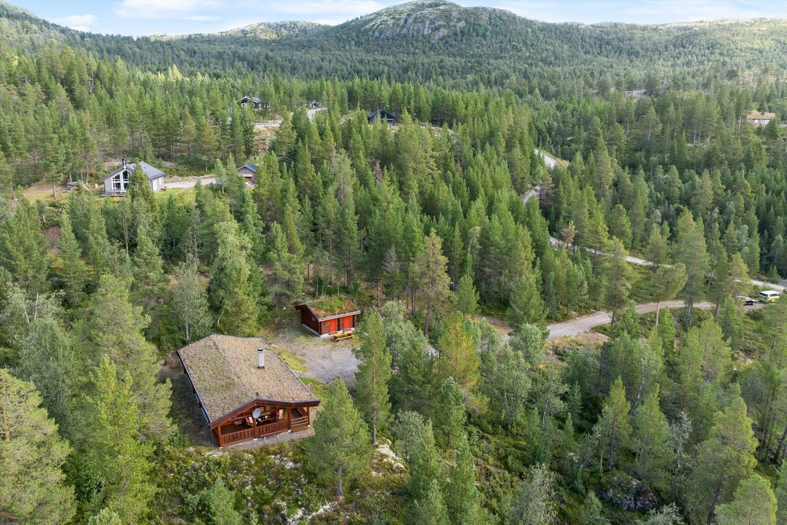 Eiendommen ligger usjenert til i et attraktivt fjellområde, omgitt av frodig skog. Galleribilde