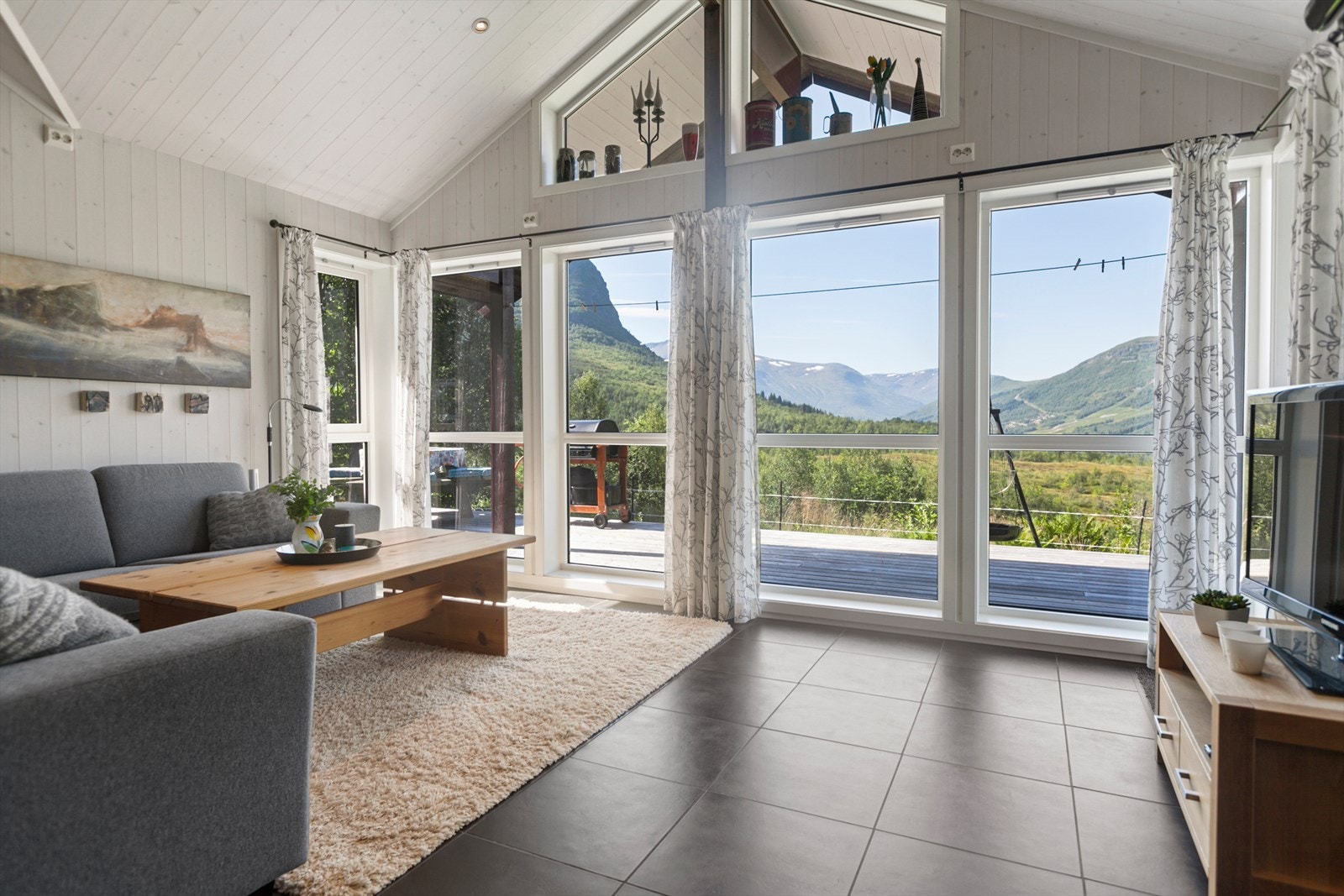 Romslig stue med utgang til terrasse Galleribilde