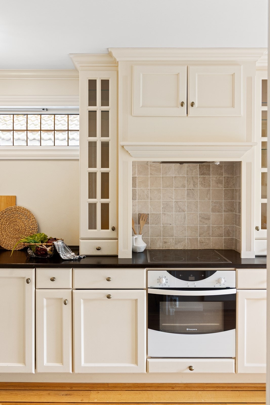 Kjøkkeninnredningen er spesiallaget av møbelsnekker, med profilerte fronter og integrert teknisk utstyr Galleribilde