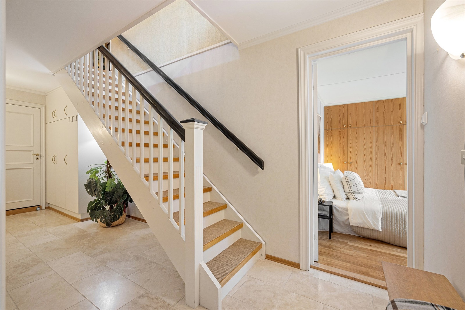 Trapp mellom etasjene med trappeneser i lakkert eik og sisalteppe Galleribilde