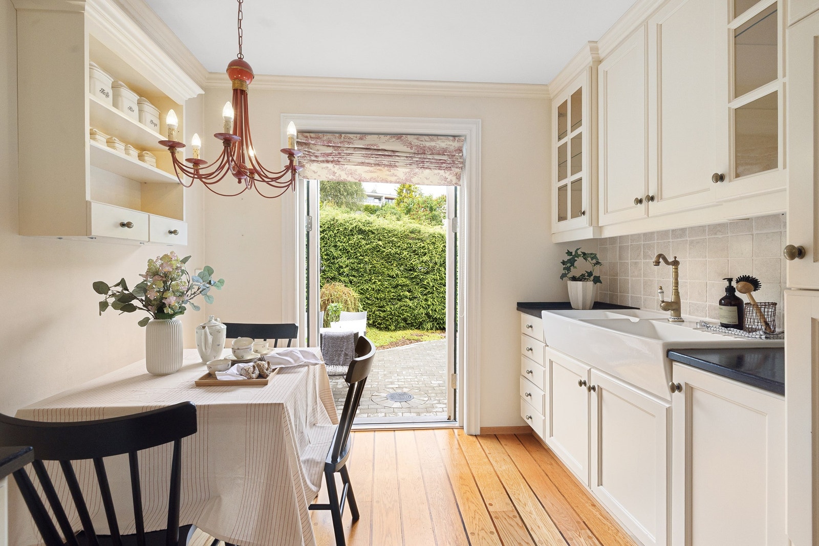 Utgang til gårdsplass med belegningsstein fra kjøkkenet Galleribilde