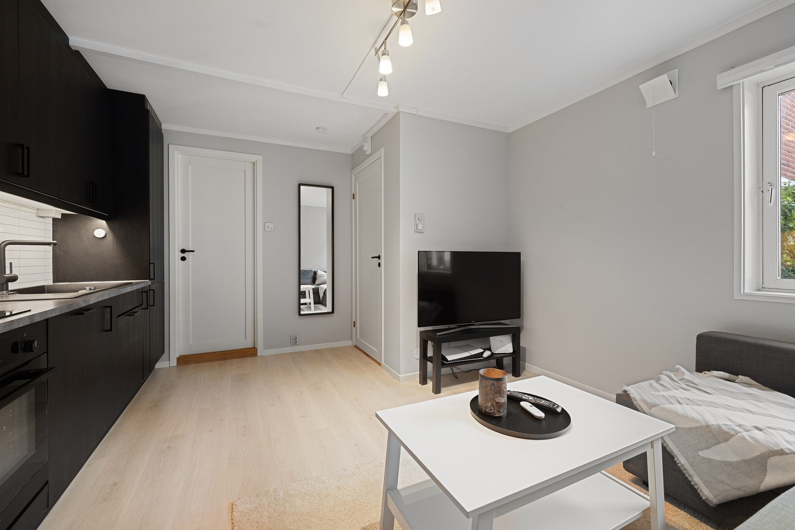 Hybelleiligheten ble ombygget og oppusset i 2021 og holder meget pen standard Galleribilde