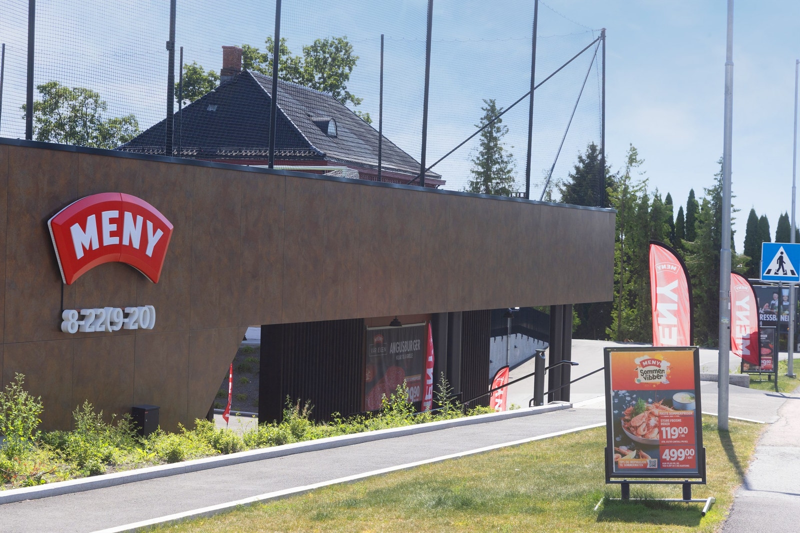 Lokal dagligvare forretning nederst i Gaupefaret (søndagsåpne Joker Homenhavna) og nyåpnet Meny med ferskvaredisk ved Gressbanen Galleribilde