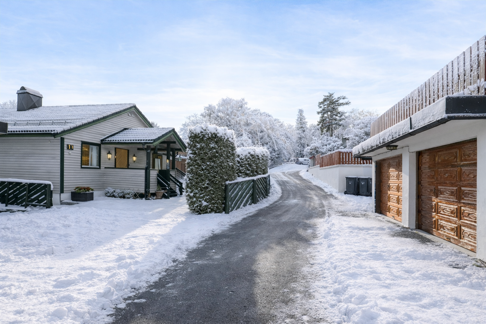 Hovedadkomstplanet i 2. etasje ligger til felles gårdsplass som er fellesareal for 5 boliger. (Bildet er Ai generert) Galleribilde