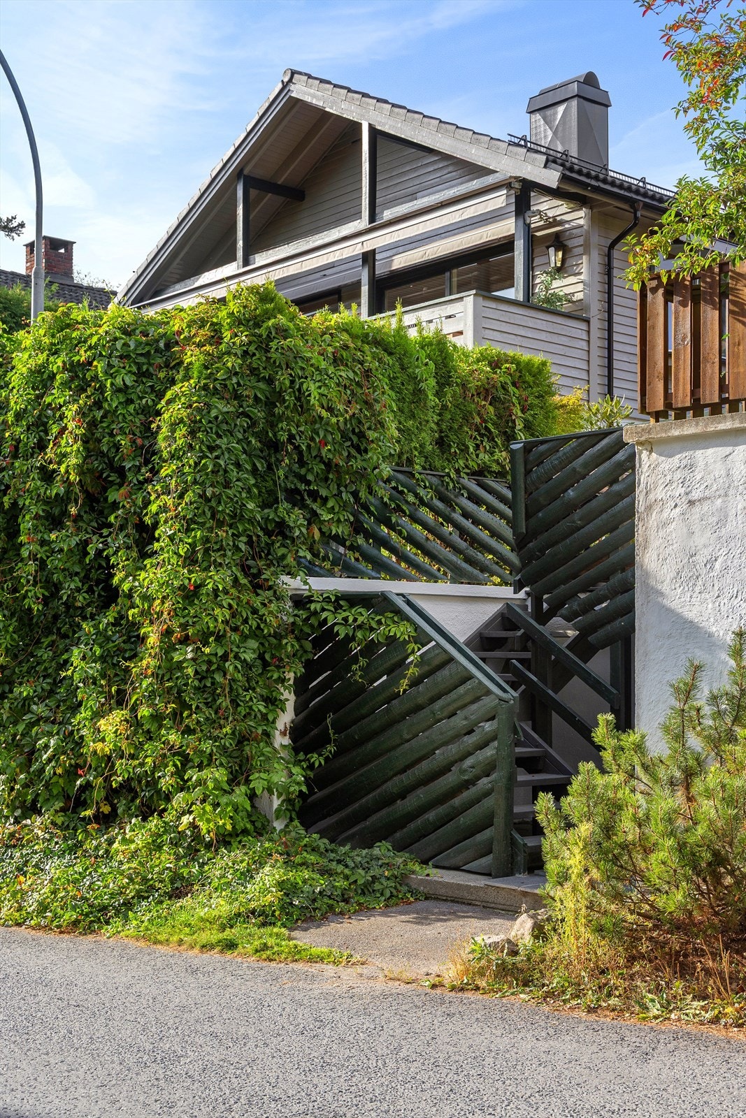 Gjerdene rundt eiendommen er for det meste nybeiset med unntak av gjerdet på sydmuren mot Bjørnveien som er dekket av eføy Galleribilde