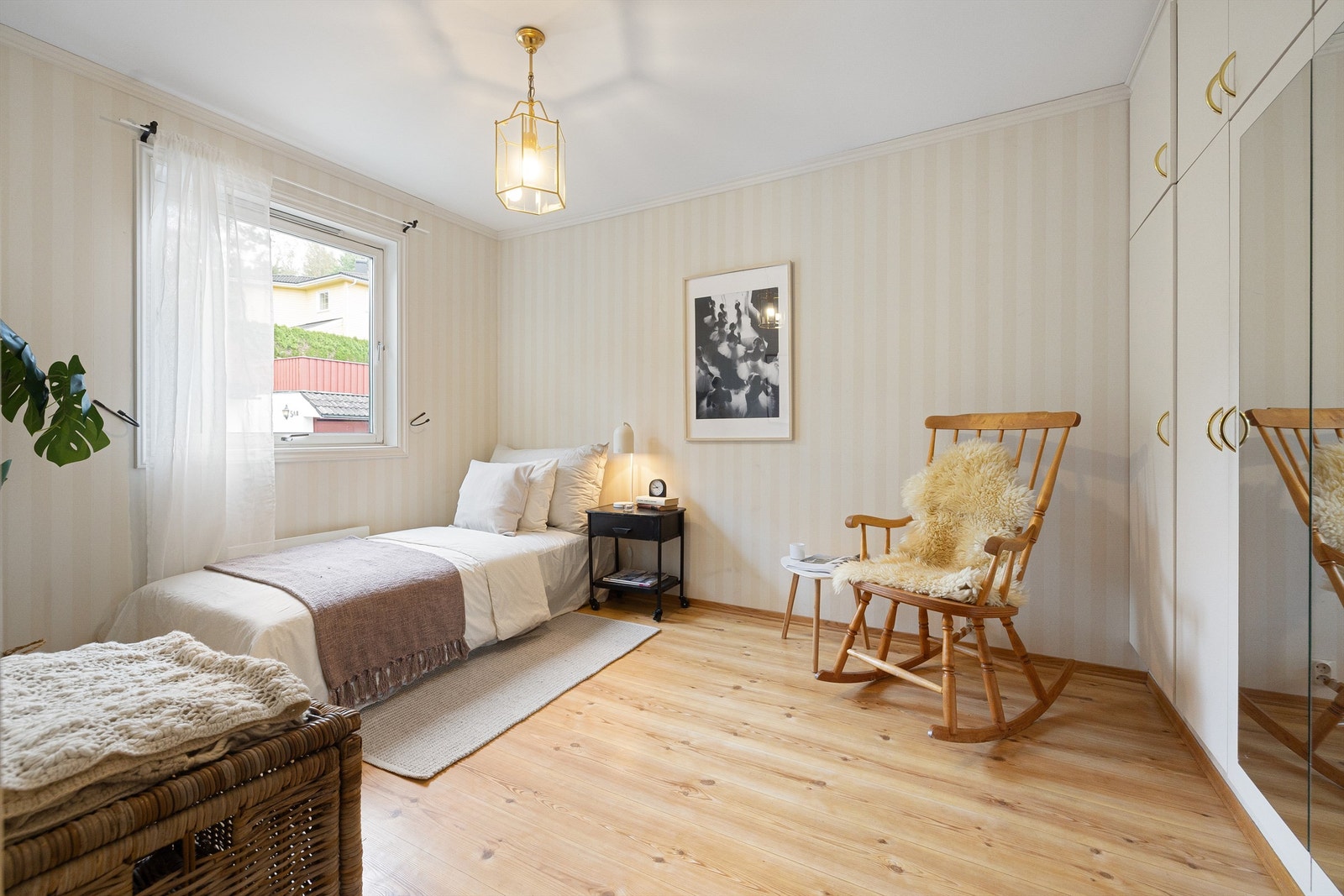 Romslig soverom med pen tapet og innebygde garderobeskap Galleribilde