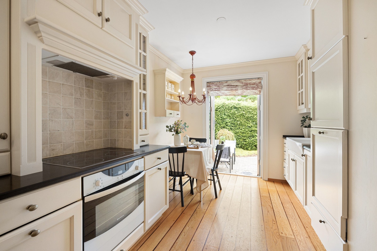 Separat kjøkken med spiseplass Galleribilde