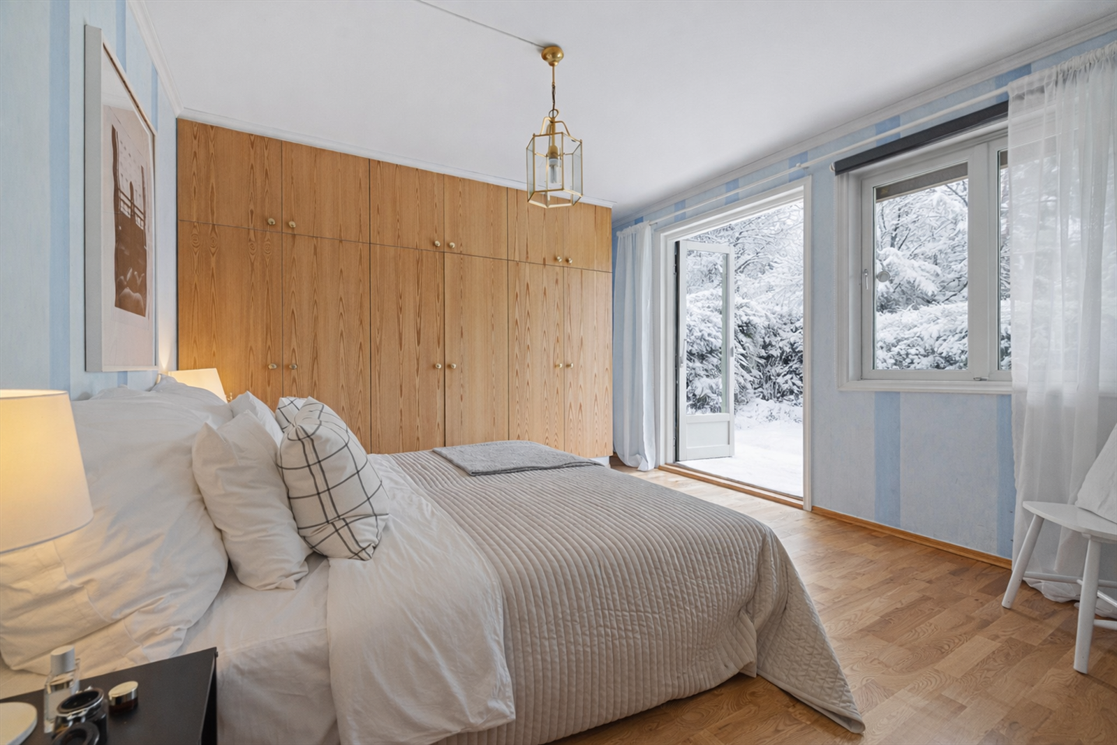 Lyst og luftig hovedsoverom av god størrelse. Galleribilde