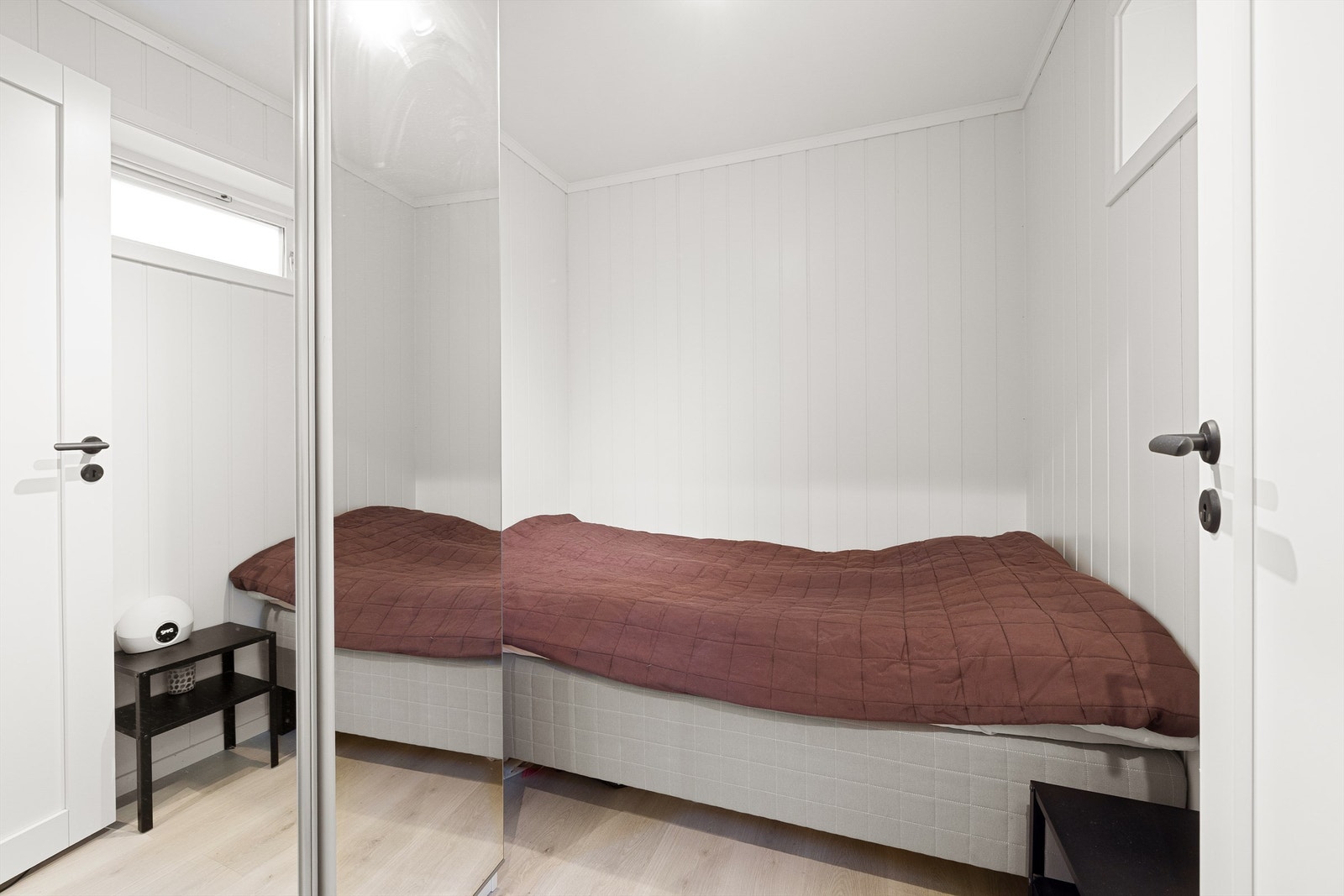 Soverom med garderobeskap. Eiendommen har redusert beregningsgrunnlag for eiendomsskatt pga hybelleiligheten (registrert som egen boenhet) Galleribilde