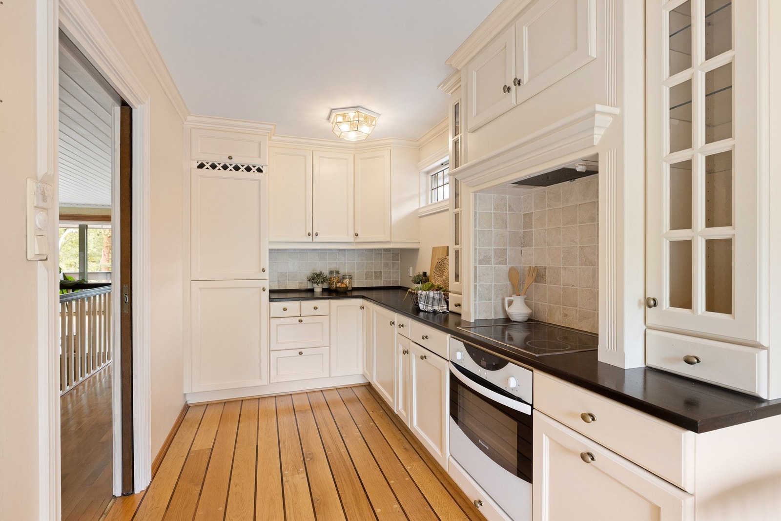 Kjøkkenet har rikelig med skap- og benkeplass Galleribilde