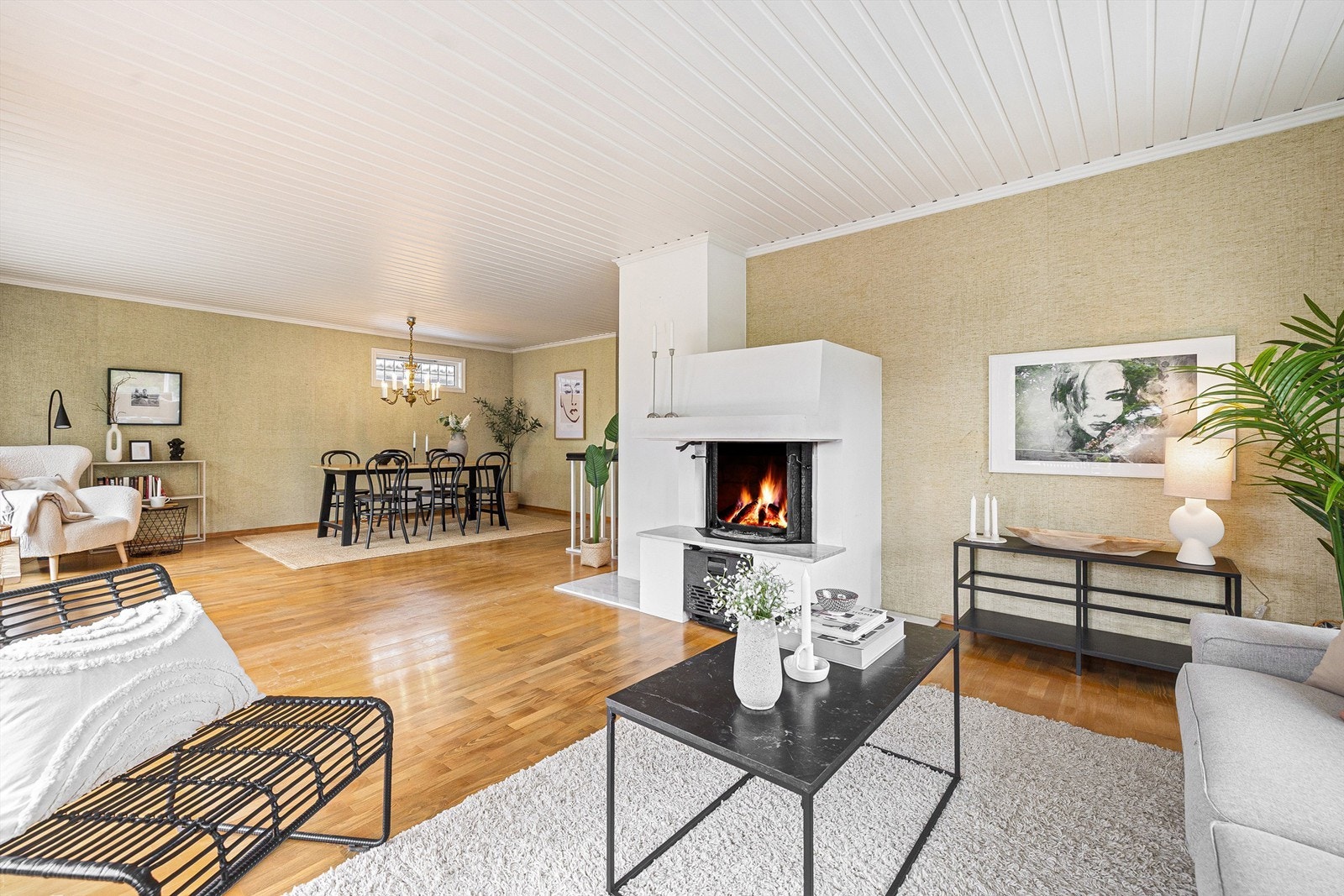 En murt peis i stuen sørger for varme og hygge på kjøligere dager Galleribilde