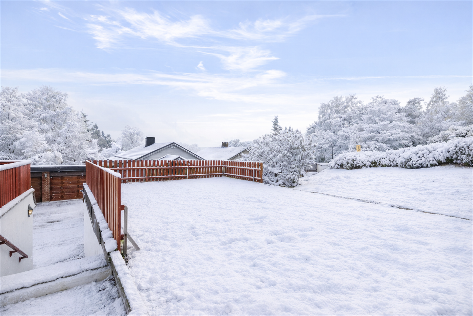 Garasjetaket til terrenggarasjen utgjør en del av felles lekeplass som er i realsameie for de 7 eiendommene. (Bildet er Ai generert) Galleribilde