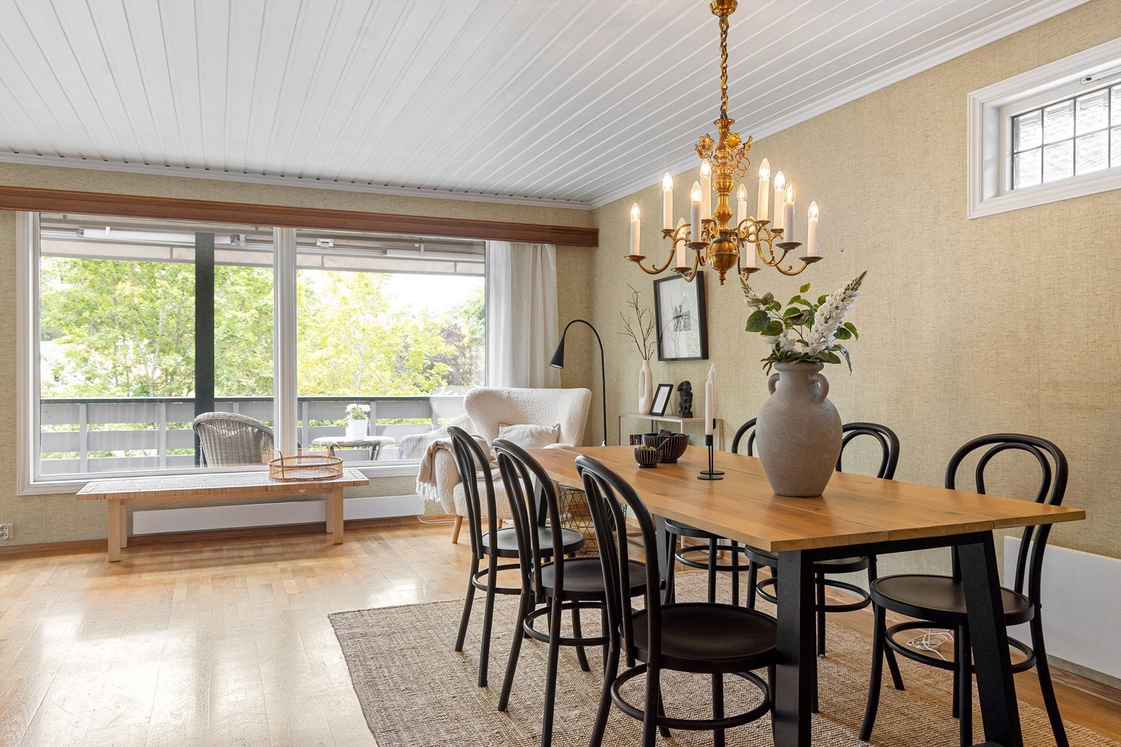 Utformingen av stuen gir ett stort oppholdsrom hvor familie og venner kan samles for hyggelige måltider og andre sosiale sammenkomster Galleribilde