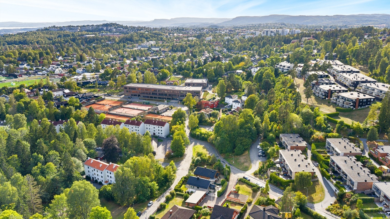 Holmenkollen tennisklubb ligger kun 2 minutters gange fra boligen. Her er 5 baner og barnebane samt 2 vinterbaner i boblehall Galleribilde