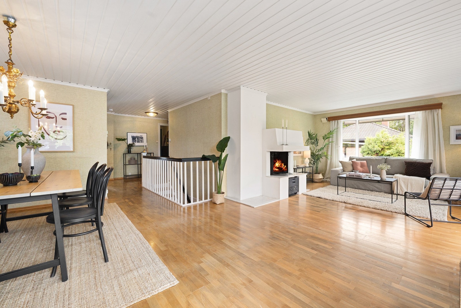 Romslig stue med lintapet og parkettgulv Galleribilde