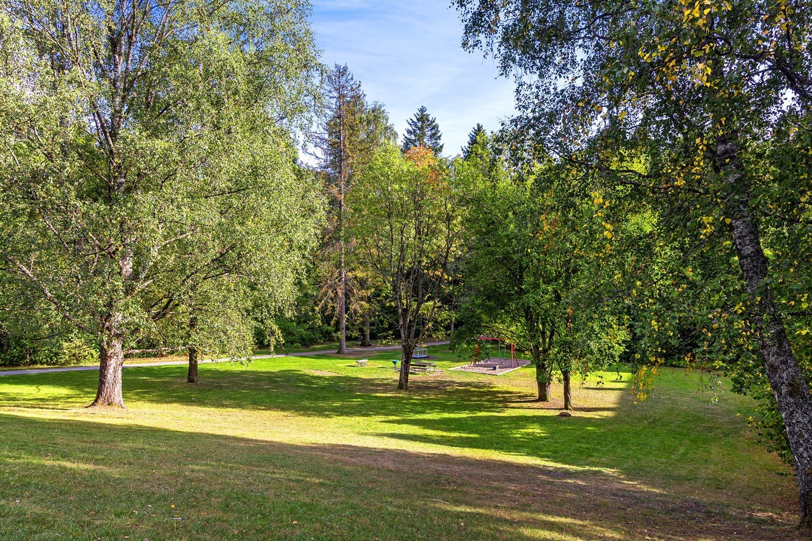 Eiendommen har et flott parkområde som nærmeste nabo. Her er lekeapparater og fin akebakke på vinterstid Galleribilde