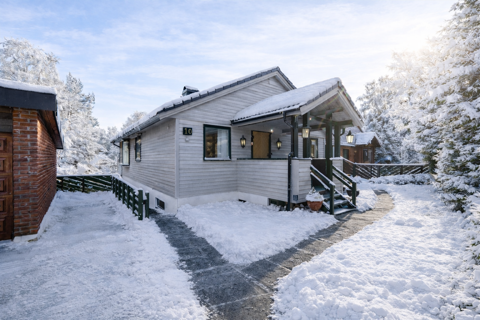 Plass for tilhenger mellom den ene garasjen og boligen. Muren med oppstillingsplassen er opparbeidet/bekostet av eier. (Bildet er Ai generert). Galleribilde