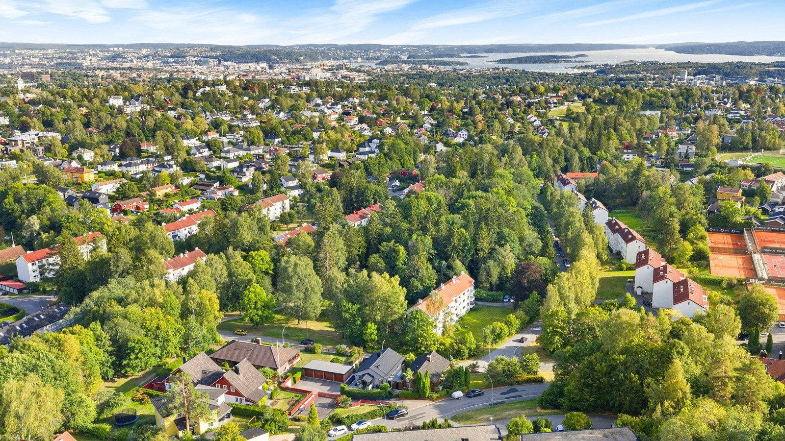 Løkkaskogen er en fredelig blindvei, uten noen form for gjennomgangstrafikk, i optimale barnevennlige omgivelser Galleribilde
