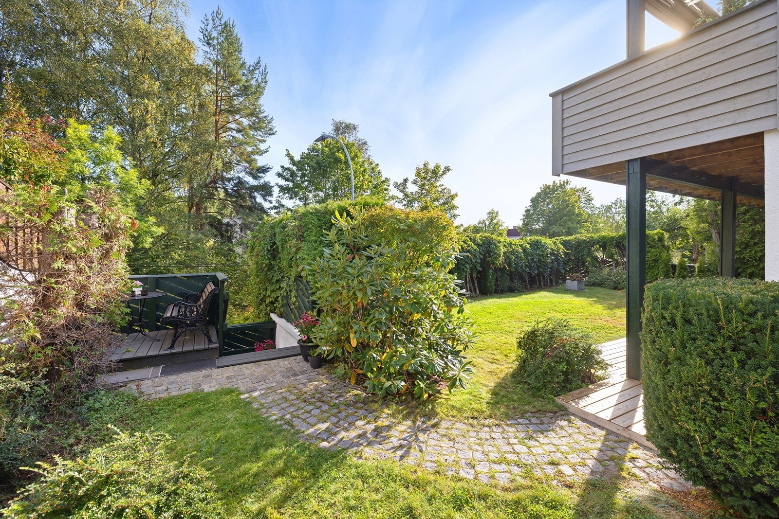 Her får du skjermet hage, flere fine uteplasser og gode solforhold - perfekt for både avslapning og sosiale stunder Galleribilde