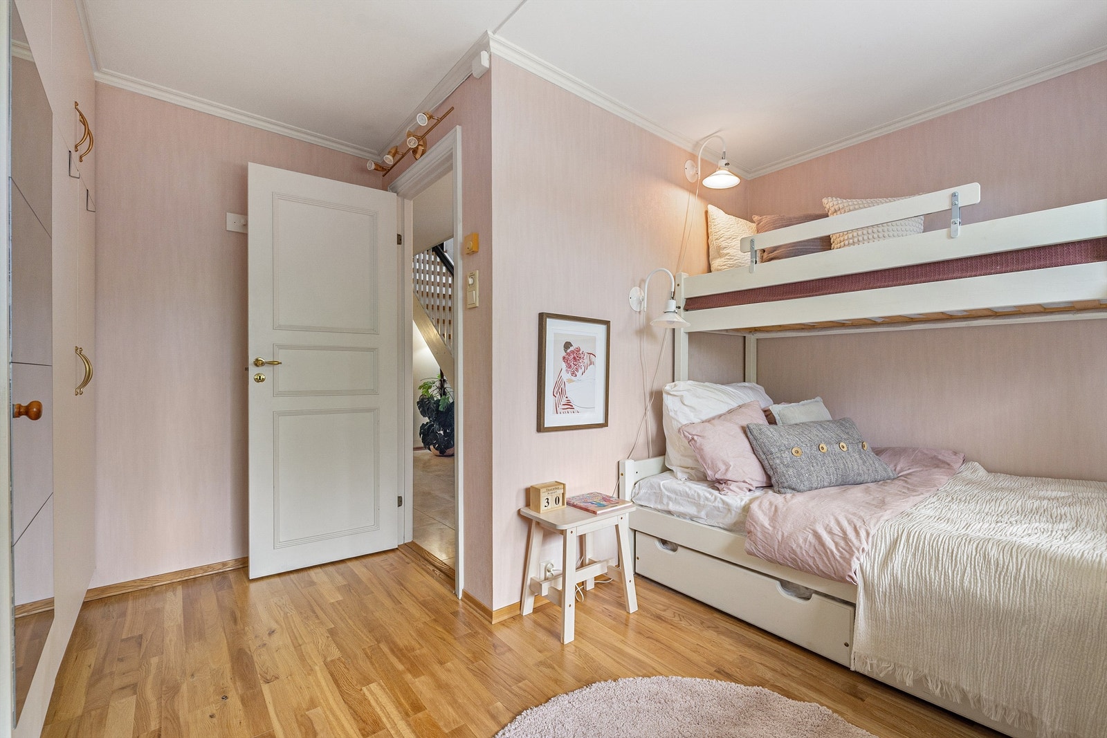 Det er isolert med Rockwool lydplater i veggen mellom dette rommet og gang/trapp for å skjerme sovende barn. Rikelig med innbygde garderobeskap i begge etasjer Galleribilde