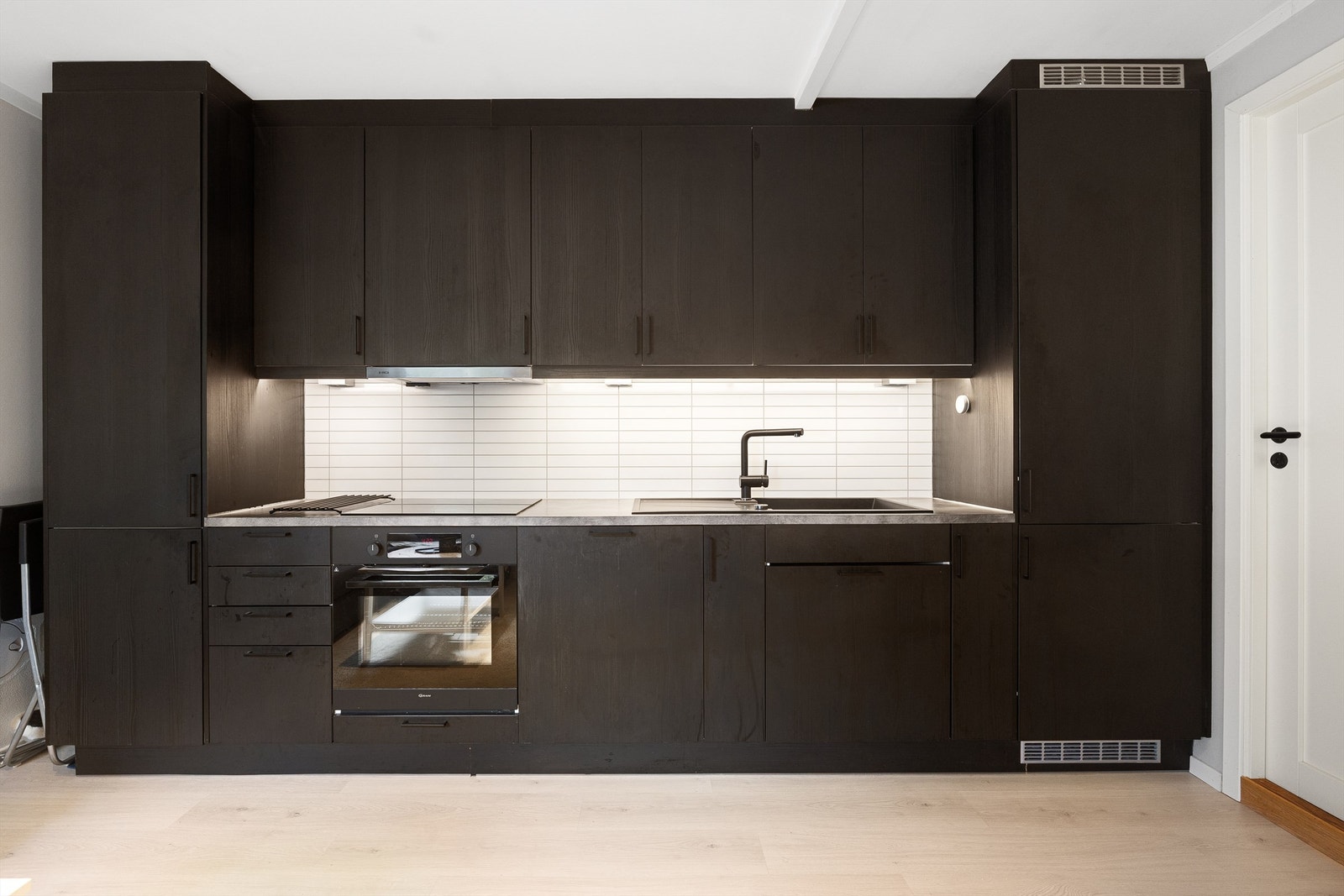 Kjøkkeninnredningen er fra 2021 og levert av Norema og har integrerte hvitevarer Galleribilde