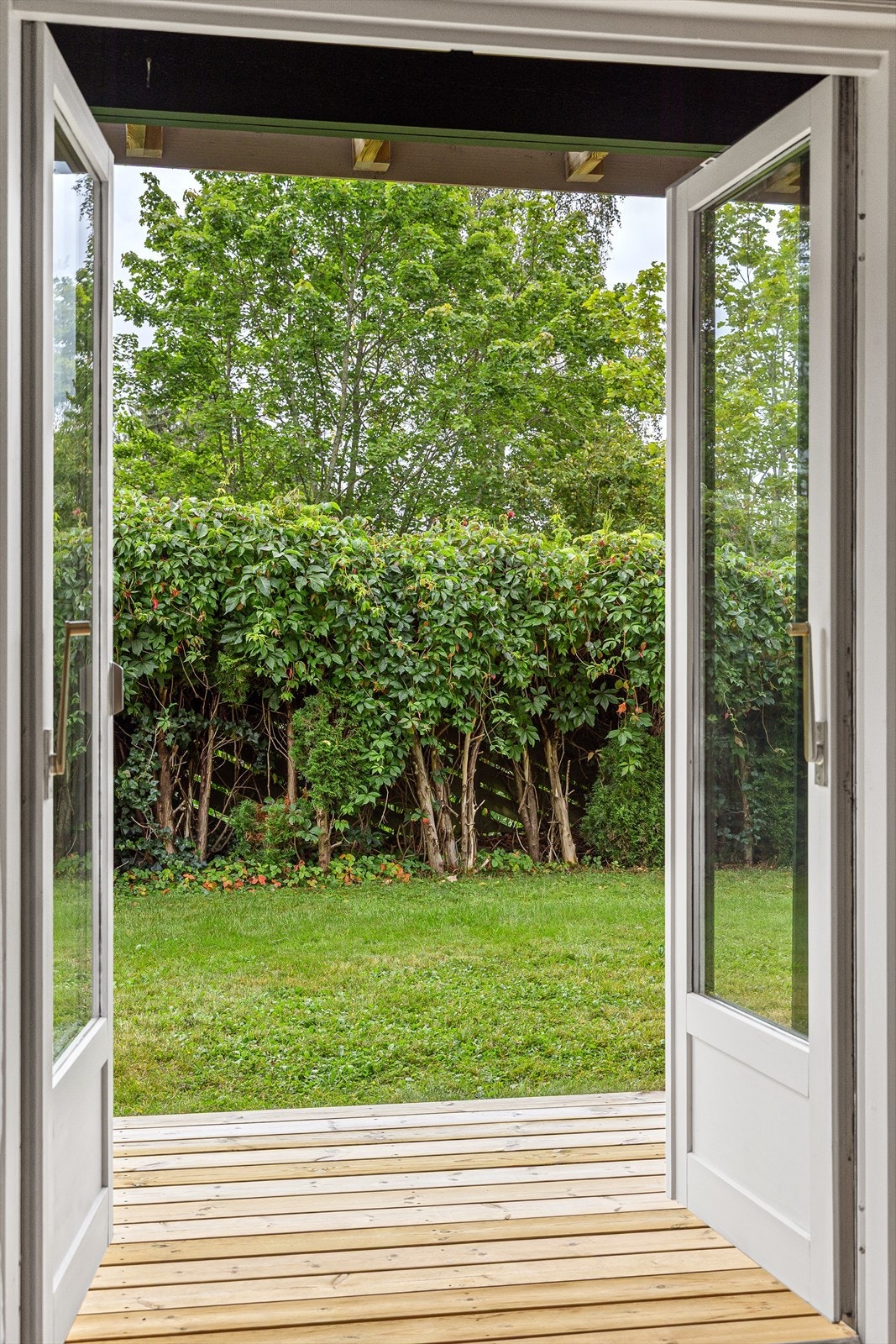 Fra hovedsoverom til hage er det en to-fløyet balkong dør med 3 lags isolerglass Galleribilde