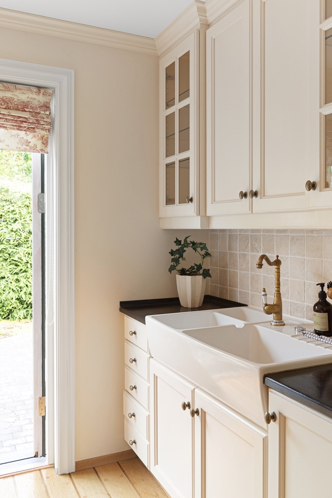 Kjøkkenvindu og glasset balkongdør gir rikelig lysinnslipp til rommet Galleribilde