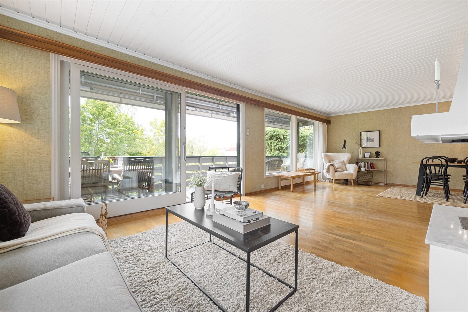 Store vindusflater slipper inn rikelig med naturlig lys, noe som bidrar til et trivelig hjem Galleribilde