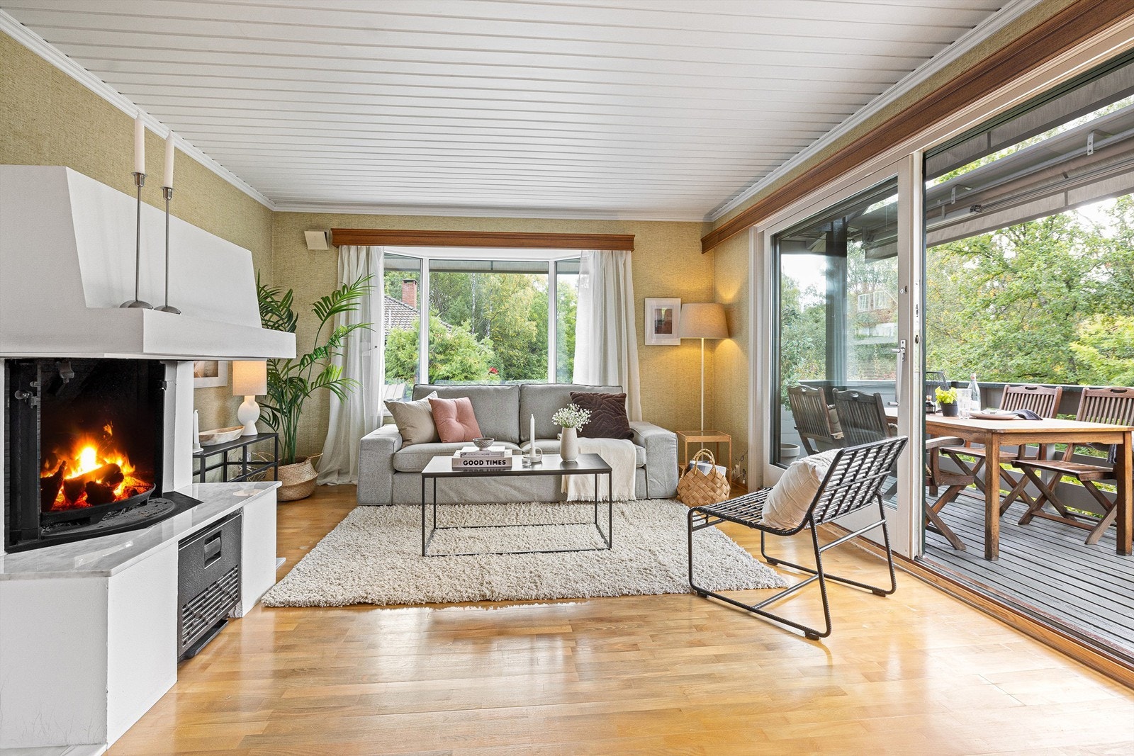 Karnappvindu i stuen har tre vinduer, hvor glass i to av disse er byttet i 2025 og det siste i ca. 2015 Galleribilde