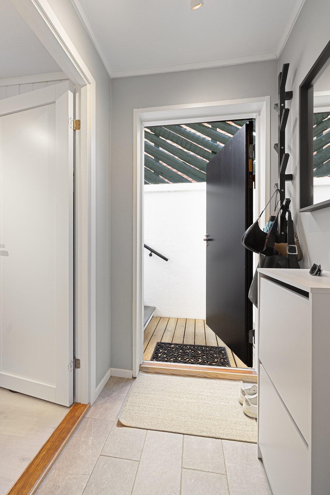 Separat inngang til hybelleilighet fra hageplan. Hybelleiligheten ble bygget om i 2021 Galleribilde