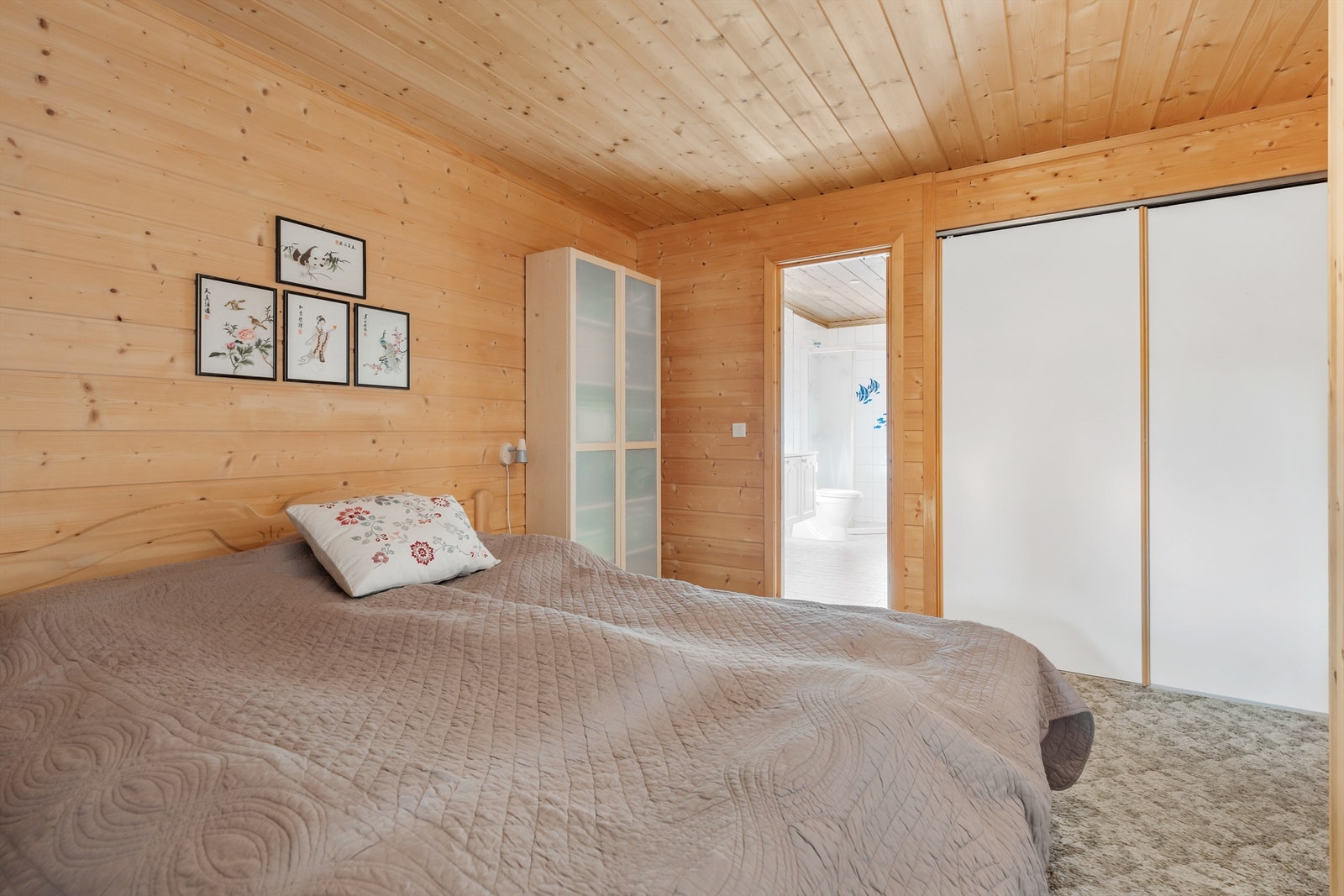 Soverom i hovedetasjen har god plass til seng og garderobeskap. Galleribilde