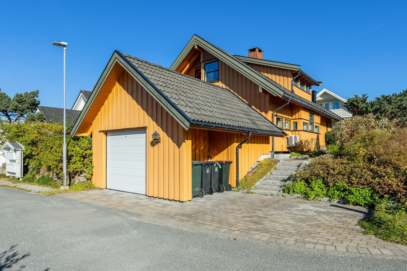 Garasje og steinbelagt adkomstparti. Galleribilde