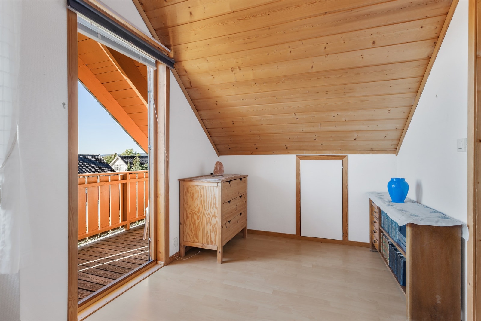 Soverommet har god plass til oppbevaring/hyller og egner seg godt som barnerom/gjesterom Galleribilde