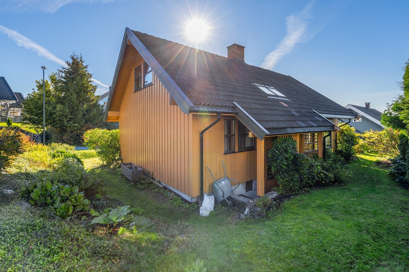 Solrik tomt med etablert hage. Galleribilde