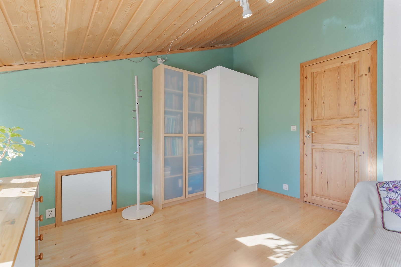 Soverom 2 har plass til seng og garderobeskap og egner seg godt til barnerom eller gjesterom, Galleribilde