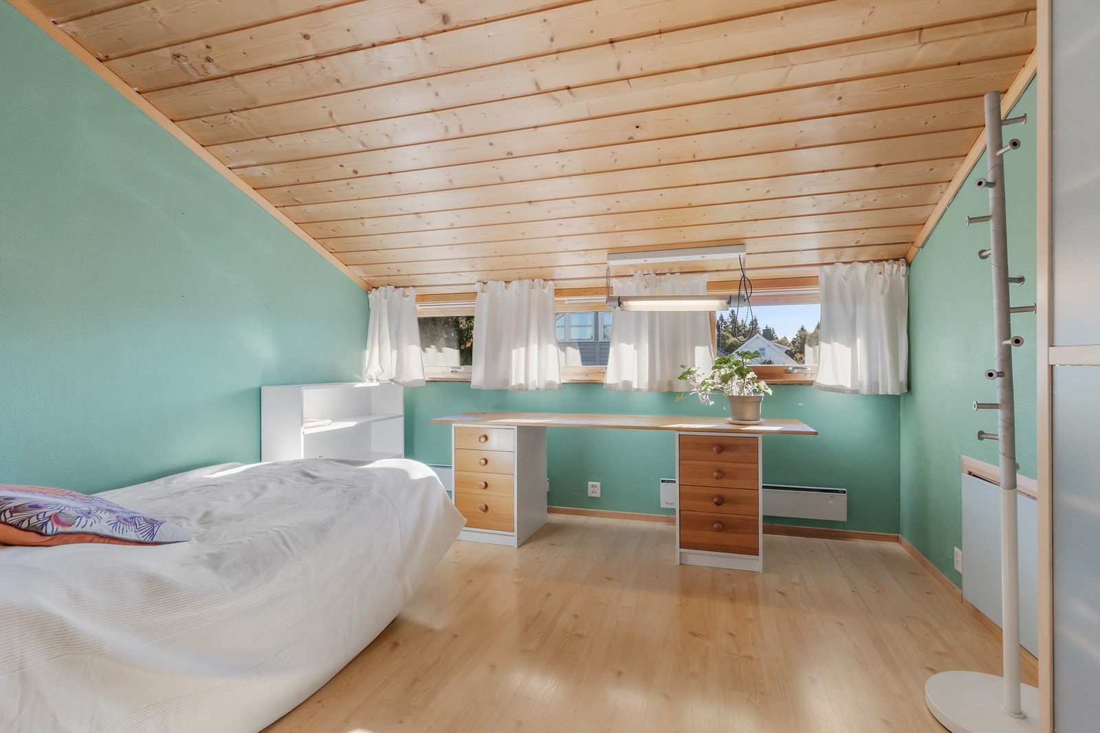 Soverom 2 har plass til seng og garderobeskap og egner seg godt til barnerom eller gjesterom Galleribilde