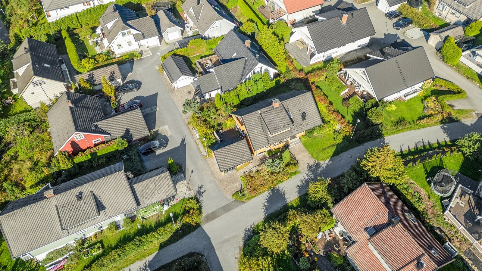 Hjørnetomt med garasje og gode solforhold. Galleribilde