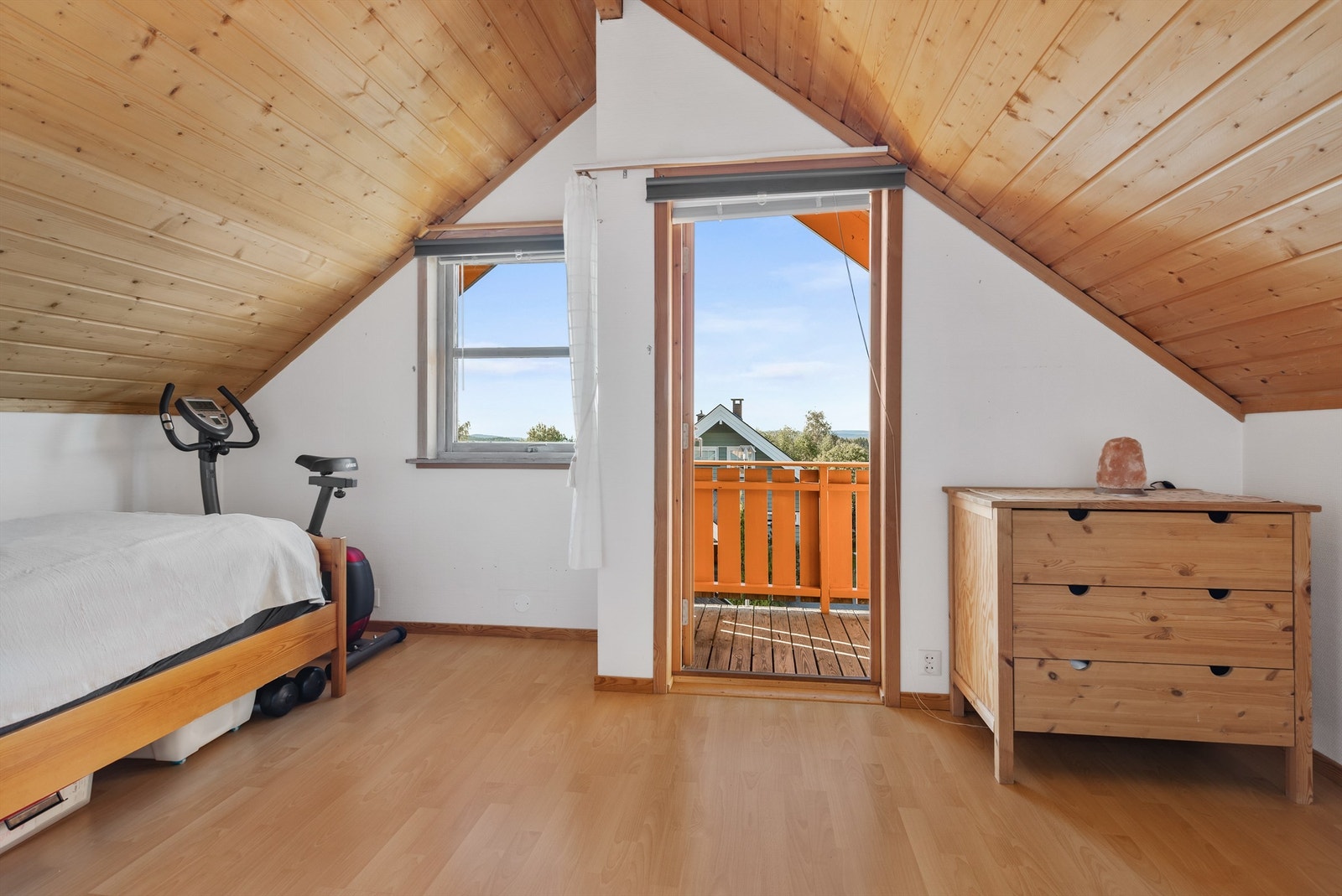 Soverom 3 har god plass til seng og oppbevaring og har adkomst til en veranda Galleribilde