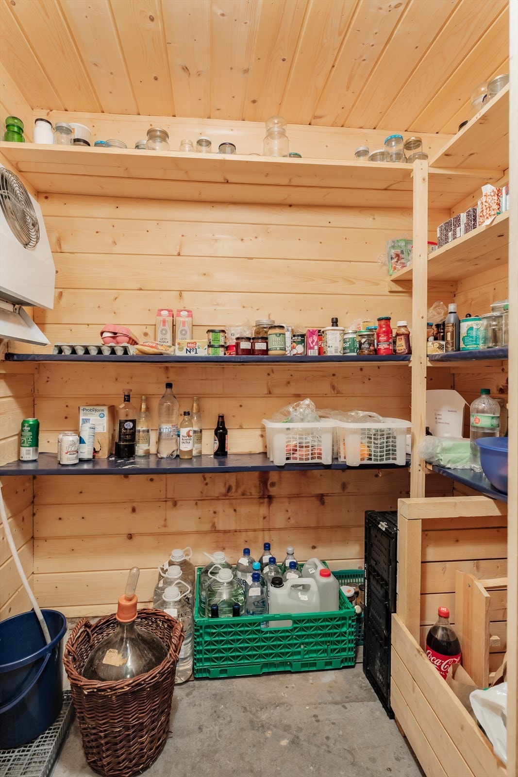 Kjølerom med plassbygde hyller. Galleribilde