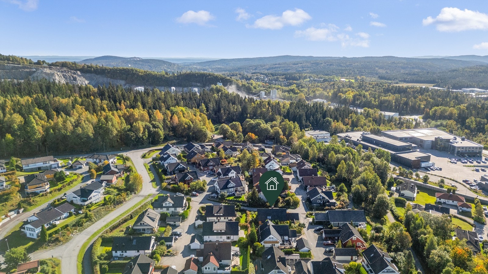 Utsikt over nærområdet med skog og åser. Galleribilde