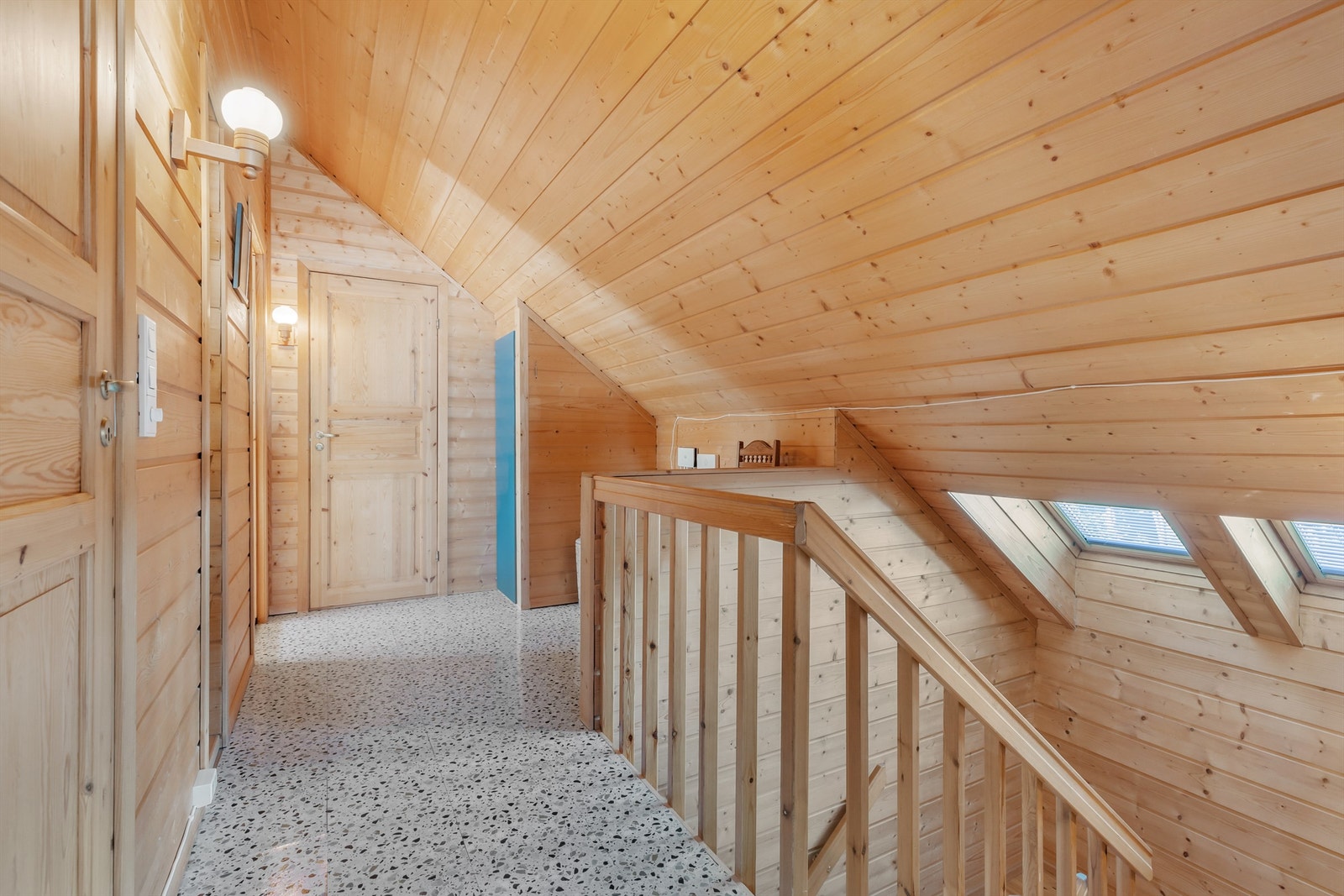 I annen etasje er det adkomst til 3 soverom og et bad Galleribilde