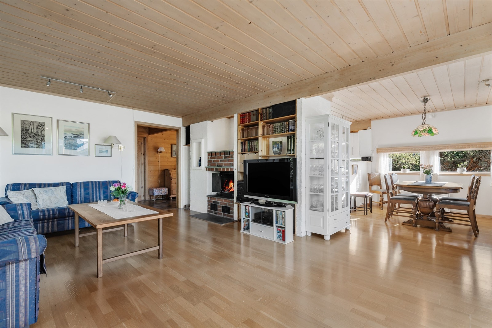 I stuen er det murt peis og åpen løsning mot spisestuen. Galleribilde