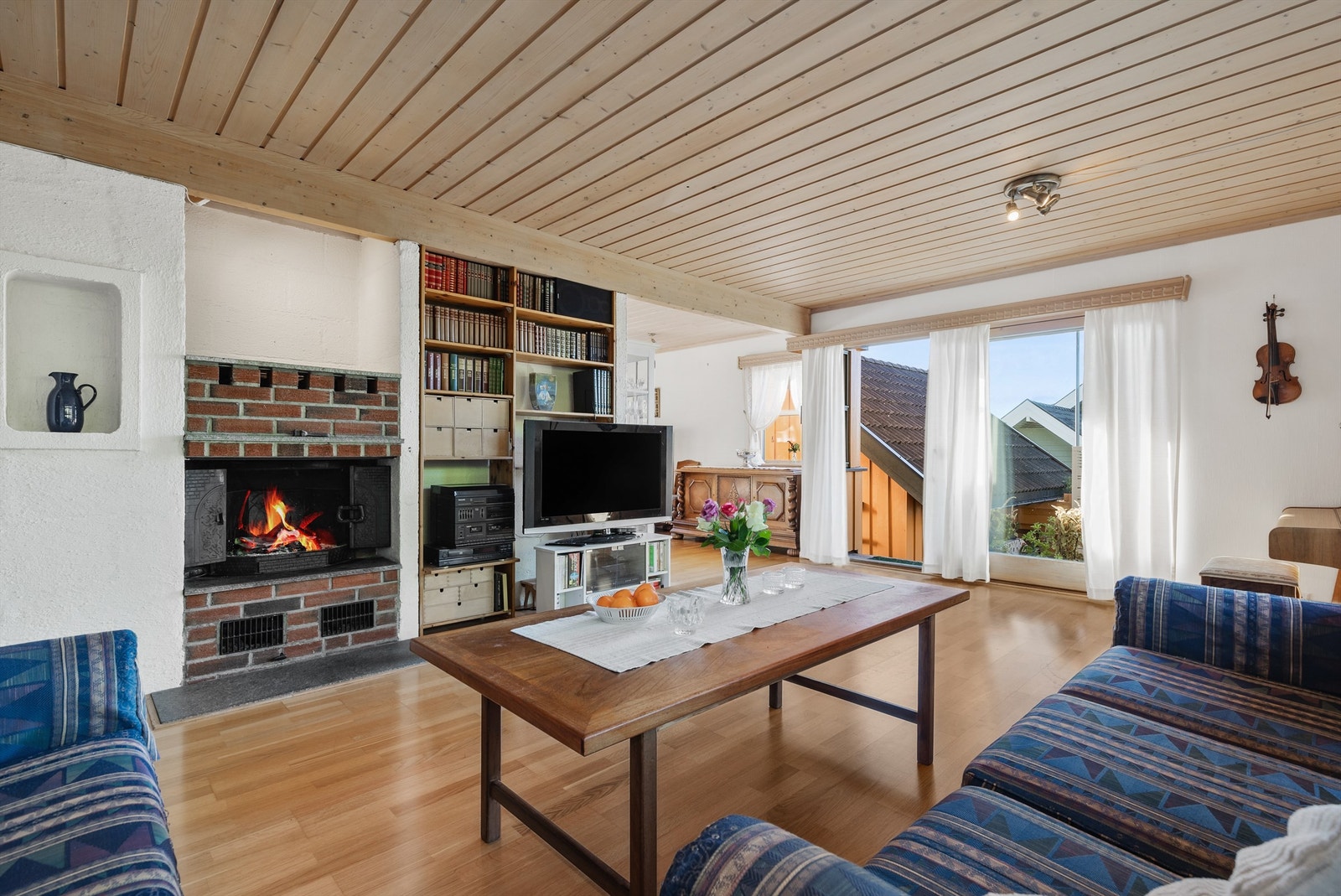 Det er delvis åpen stue- og kjøkkenløsning.
Foto: Trond Reder Galleribilde