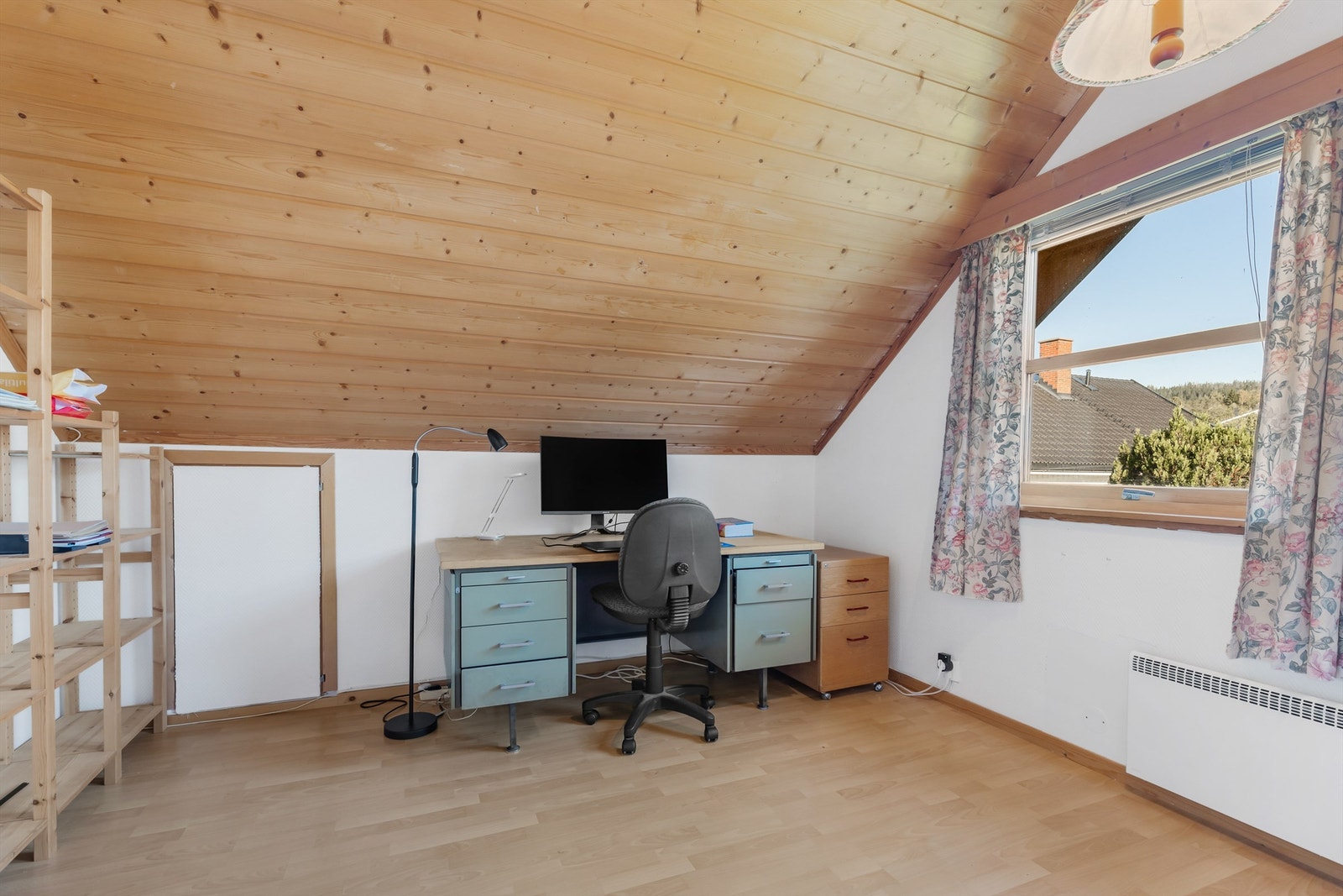 Soverom 1 har god plass til seng, skyvedørsgarderobe og egner seg godt til kontor eller barnerom/gjesterom Galleribilde