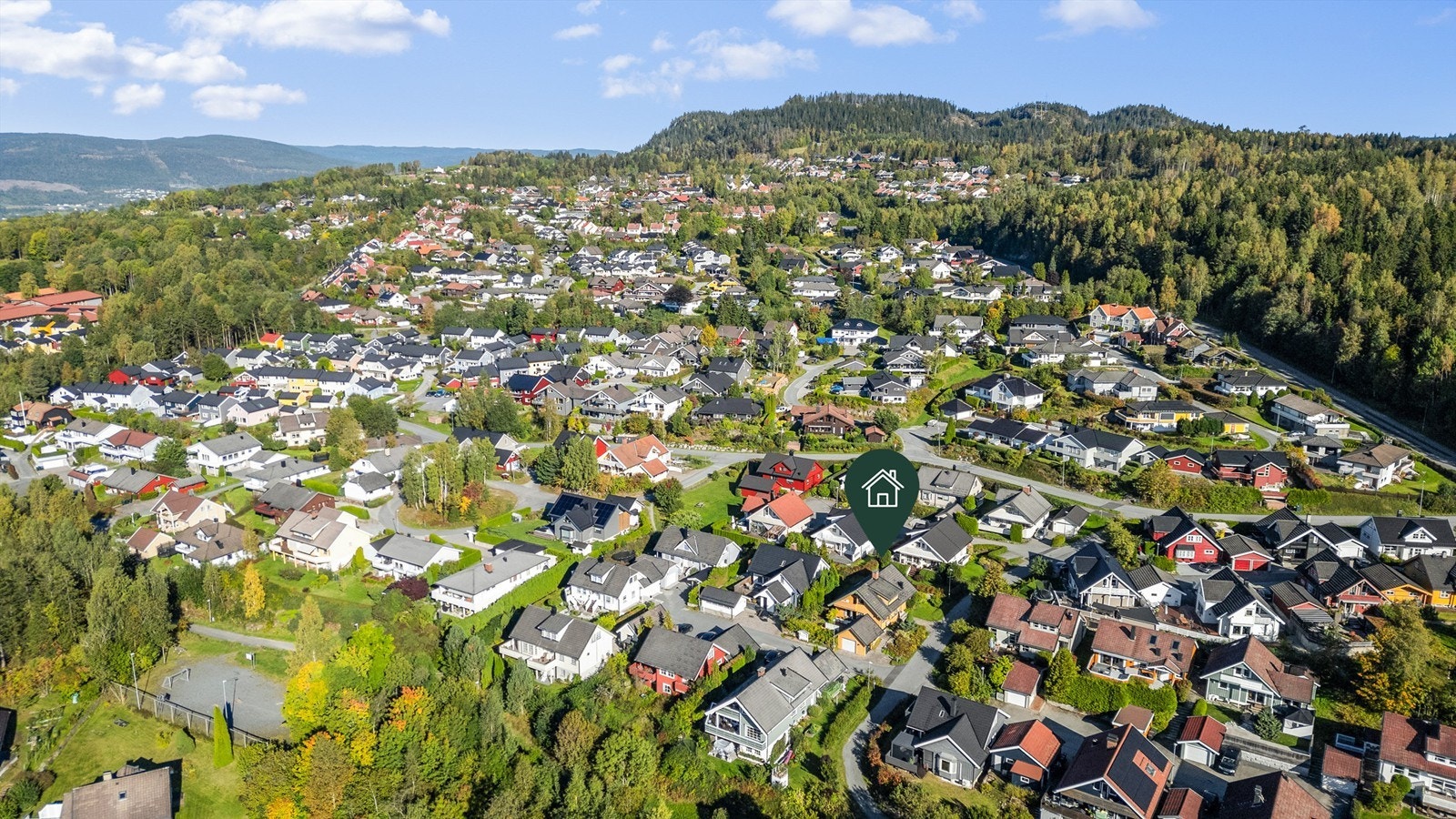 Utsikt over nærområdet og mot skogkledde åser. Galleribilde