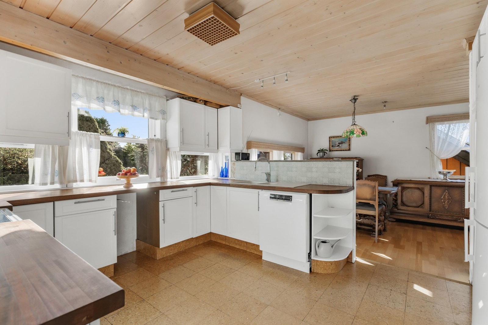 Kjøkkenet er delvis skilt av med en halvvegg mot spisestuen Galleribilde