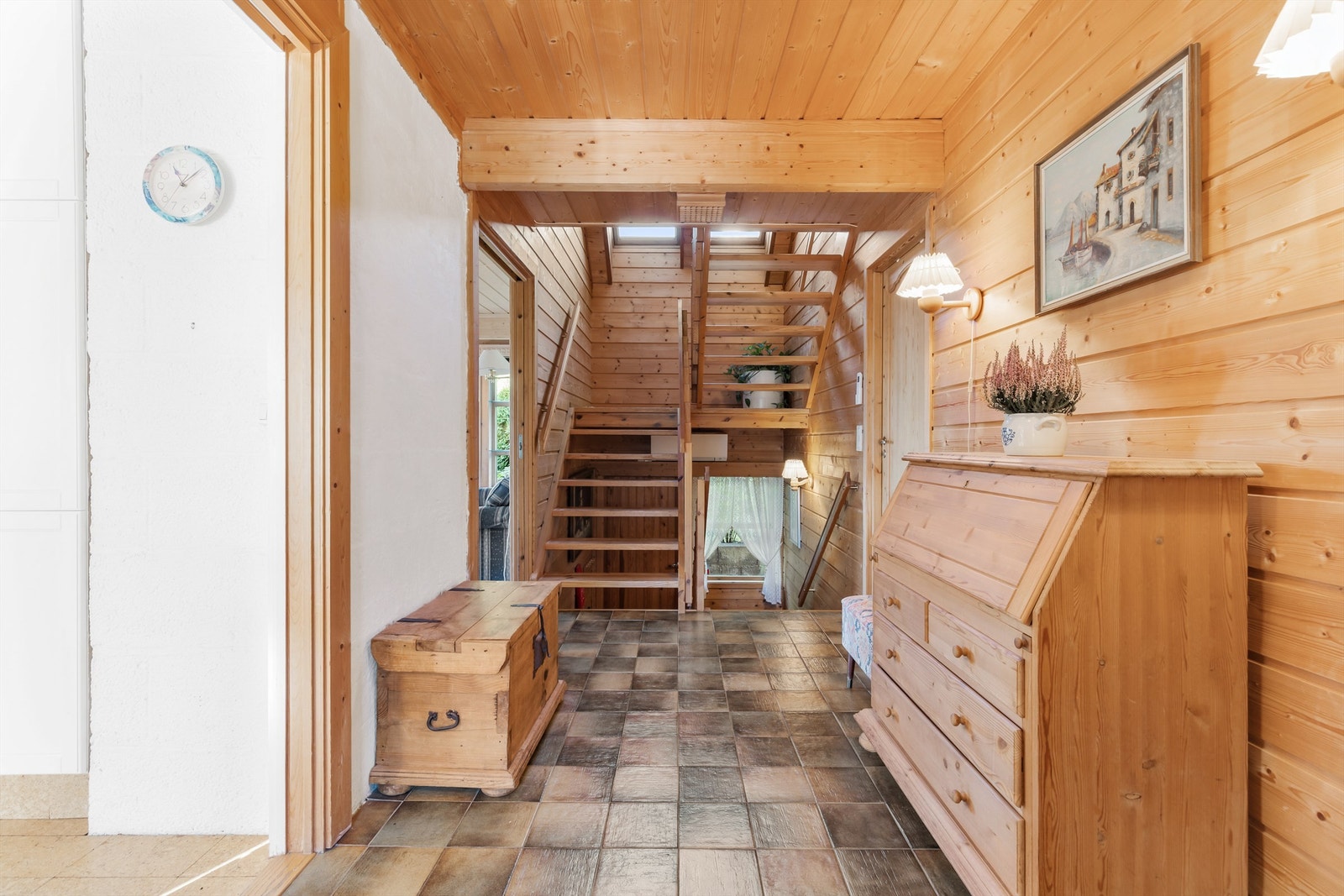 Videre i entréen er det trappeadkomst til kjeller og til annen etasje Galleribilde