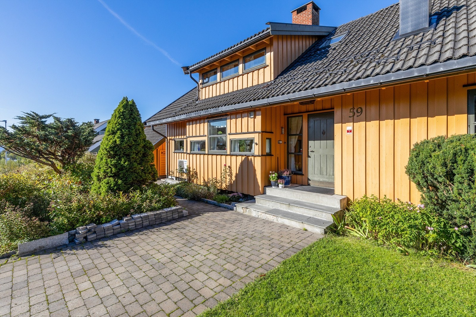 Gårdsplass med belegningsstein og steintrapp. Galleribilde