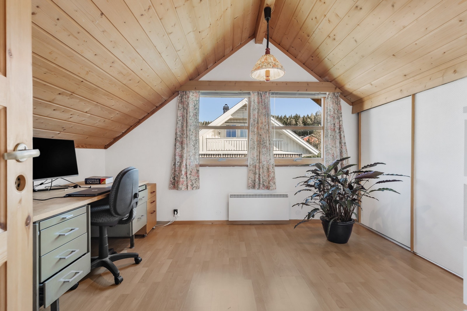 Soverom 1 har god plass til seng, skyvedørsgarderobe og egner seg godt til kontor eller barnerom/gjesterom Galleribilde